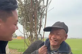 今天路过看到四河大爷在捡破烂，问他买的新衣服咋不穿，说留着相亲和过年的时候再穿#热门 #农村生活 #社会百态 #四河大爷 #正能量视频封面