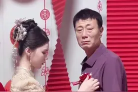 女儿出嫁，最难过的是爸爸，这个拥抱包含了多少爱和不舍，父爱如山，深沉似海。#出嫁 #送女儿出嫁 #出嫁那天笑着笑着就哭了 #嫁女儿的心情视频封面