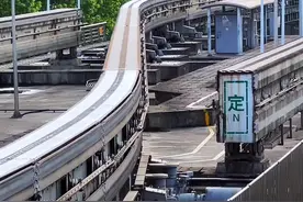 第一次见重庆轻轨丝滑变轨过程，5秒完成无缝对接，科技感十足，太震撼了#重庆轨道交通#重庆轻轨 #8d魔幻山城重庆视频封面