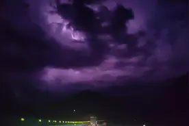 🌧️乌云也需要释放情绪#千里雷声万里闪 #电闪雷鸣 #闪电视频封面