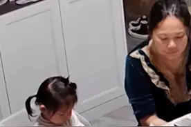 孩子吃饭被卡住，奶奶及时发现，采用海姆立克急救法，65秒挽回生命。