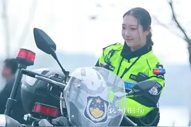 美女交警骑摩托的样子，真是太帅了。#平安守护 #杭州 #又美又飒视频封面