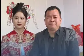 3月30日 陕西渭南，女儿出嫁前与父母合照，面带笑容的父亲与女儿对视一刻，泪水瞬间绷不住了。#女儿出嫁爸爸忍不住落泪 #泪崩瞬间