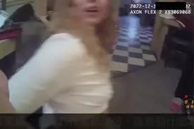 美国女子在酒吧与美女发生争执掏出真理武器，警员赶来结果。。。视频封面