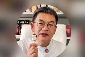 掘金加时赢雷霆，这才是过瘾的季后赛！ 这才是过瘾的季后赛！没有大比分领先，没有大比分逆转，没有超量的3分球，两名大当家、MVP热门也都打得不好，你捅我一刀，我捅你一刀，15次交替领先，12次打平。到了加时赛，经验丰富的掘金以一波11:2带走比赛。而在前四节统治篮板、前场篮板和内线得分的联盟最年轻球队雷霆，到了加时赛反而打不动了，两次关键失误被掘金抓住，看上去随时要累趴下的约基奇，其实永远累不死，关键的那记跑投杀死比赛。视频封面