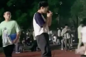 #校园翻唱 #半岛铁盒 大学操场男生演唱周杰伦的《半岛铁盒》味道太对了#操场唱歌视频封面