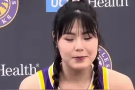 李月汝出席加盟WNBA洛杉矶火花队新闻发布会，主教练都乐开花了！28号从郑海霞到李月汝！真是一种传承啊！视频封面