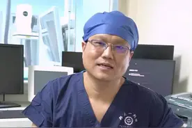 介入医生为了防辐射穿铅衣，为什么患者不穿 #介入 #铅衣 #辐射 #硬核健康科普行动 #郑大一附院