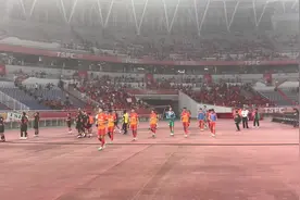 最短最无奈的一次谢场，球迷提前离场，有些细节更闹心视频封面