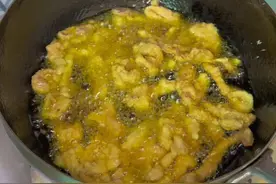 隔三岔五的就会做炸酥肉，放在冰箱里，时间比较赶的时候用来煮汤都很不错。#我的厨房日记 #小酥肉