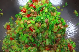 又到吃萝卜菜的季节，简单一炒就是一道美味的下饭菜！#美食教程 #萝卜菜炒肉沫视频封面