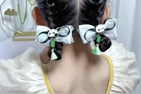 熊猫耳朵发型搭配熊猫发圈也太好看了吧#儿童编发 #生女儿就是用来打扮的 #小辫小辫扎起来 #头饰发饰 #夏日清凉发型视频封面