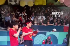 下班哪儿有吃瓜重要 哈哈哈哈哈哈#孙颖莎王楚钦首战 #莎头 #混双视频封面