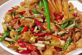 滂臭的肥肠这样做比肉还香，加点四川泡菜巨下饭 #做菜我是认真的 #下饭菜 #爱生活爱美食 #肥肠 #美食分享