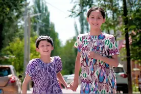 汉族叔叔和维吾尔族阿姨39年的爱情，幸福的意义具象化了#维汉爱情#给陌生人拍照 #新疆是个好地方#这是属于伊宁的浪漫视频封面