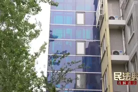 安装电梯被喊停 法官勘察争议现场 #老楼装电梯 #民法典通解通读视频封面