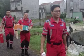 虞城县逆行义务救援队“八一”建军节走访慰问抗战老兵视频封面