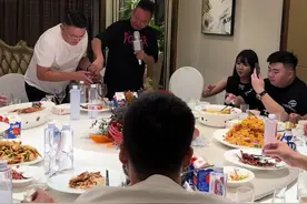 兄弟一个劲的给我夹菜，歌唱完了，碗也满了！ #人生没谁可以依赖粤语版 #阿国哥