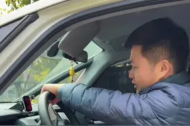 高速爆胎的正确自救方法#每天一个用车知识视频封面