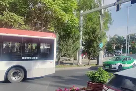 经典再现 韩国鸟叔Psy《江南styIe》传遍大街小巷的神曲视频封面