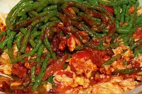 自制菠菜面 现在正是吃菠菜的季节，挖点菠菜做个菠菜面#菠菜面 #农村美食 #河南人春天的味道视频封面