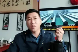 热浸塑钢管是一种内外涂覆聚乙烯或环氧树脂的钢塑复合管道，具有优异的耐腐蚀性能和良好的卫生性能。它采用热浸塑工艺，将钢管表面加热至一定温度后，通过浸入塑料粉末并使其熔化附着在钢管表面，形成均匀、致密的涂层。这种管道广泛应用于给排水、消防、燃气、化工等领域。#热浸塑钢管#电缆保护管#热浸塑电缆保护管#电缆保护管厂家#热浸塑钢管厂家视频封面