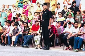 印度降旗仪式，三哥踢腿，操枪表演 #印度降旗仪式 #印度三哥 #操枪表演 #观世界 #印巴边境降旗仪式视频封面