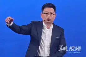 【华为余承东首次回应“开车睡觉”，看手机时被误拍，生平首“进公安局”已接受处罚】7月8日晚，北京，2025享界用户星享之夜，余承东首次回应5月“疑似开车睡觉”传闻。他称以为拍照者是华为员工便摇窗打招呼，被误认。后被警方找到，他去“自首”交罚款扣3分，当时是在看手机。#余承东 #华为 （[原创]记者：潘亮；编辑：赵翊辰；审签：岑杰昌）