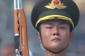 #八一建军节 到了，一起重温，请记住这一刻丨标兵就位，步伐整齐划一，脚步铿锵有力！#建军节