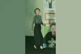 #韩星76岁的尹汝贞： 时尚不输年轻人，岁月从不输美人 知道她是从哪部剧开始的？《澡堂老板家的男人们》里的二嫂视频封面