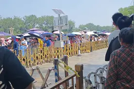 这里预约天安门广场的队伍 没预约的原路返回☺️视频封面