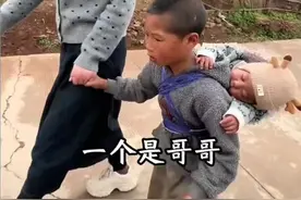 小时候的你们有没有这样背过弟弟或妹妹，我就背过，那时我才六岁，爸妈要工作，自己在家带我的好弟弟，事实我都还是个小孩，背他也哭，抱也哭，带不好妈妈心烦还要给骂，7岁就自己开始煮饭了，没办法，父母要工作，可以说我就就等于半个妈妈一样吧。#姐弟情