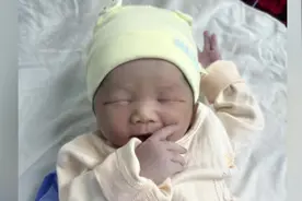 头一出来这脸蛋我们猜小宝贝是女孩，下半身出来居然是男孩😂