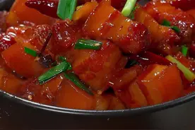 以后做红烧肉试试我这个方法，不用焯水直接把肉炒香，做出来肥而不腻软烂入味～