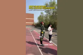 国旗护卫队原升旗手@张自轩💫 给学生上完思政课后，现场指导学校国旗班