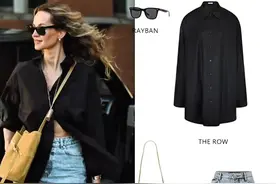 🌿夏日松弛感穿搭｜黑衬衫+阔腿裤的神仙公式🌿 "谁说夏日穿搭不能又飒又慵懒？📸   这组户外大片直接承包了我的衣橱灵感！   黑色衬衫+浅蓝牛仔裤的神仙组合，   搭配麂皮包和尖头平底鞋，   连墨镜都透着高级松弛感～"   ---   ### 🖤 **单品拆解指南**   1️ ⃣ **上装：THE ROW黑衬衫**   - **关键词**：垂感缎面/微露腰线/职场度假两相宜   - **穿法**：下摆随意敞开，秒变慵懒法式风！     *（✨Tips：衬衫+吊带=叠穿小心机）*   2️ ⃣ **下装：浅蓝阔腿牛仔裤**   - **关键词**：高腰垂感/显腿长神器/百搭万能款   - **适配场景**：通勤、约会、海边度假全拿下！     *（🌿材质亮点：做旧水洗工艺，自带复古滤镜）*   3️ ⃣ **鞋包CP：平底鞋+麂皮单肩包**   - **鞋**：TWISTESHOP尖头平底鞋     *（👠舒适度MAX！小个子女生的显高神器）*   - **包**：Liffner棕黄麂皮包     *（👜黄黑配色超显白！腋下背=名媛感拉满）*   4️ ⃣ **点睛配饰**   - **墨镜**：Ray-Ban经典黑框     *（🕶 ️气场+100！拍大片必备）*   - **项链**：细链叠戴     *（💫打破纯色单调，细节控狂喜）*   ---   ### 🌴 **2025夏日穿搭法则**   ✅ **色彩公式**：黑+浅蓝=高级感基底，     棕黄/墨镜黑=跳色提亮不杂乱   ✅ **版型精髓**：上宽下宽≠显膨胀！     用垂感面料+高腰线打造视觉延伸   ✅ **氛围秘诀**：     露肤不低俗（微露腰腹）+     配饰做减法（1-2件精致单品足矣）  #每日分享 #穿搭 #高级感穿搭 #ootd穿搭 #高级感  @薇思洛诗时尚穿搭视频封面