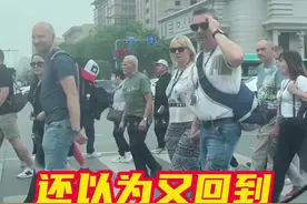 中国扩大免签欧洲国家范围后：#西安等地外国游客数量激增  在街头走几步就能遇到外国人！网友：看这场景还以为回到大唐盛世了视频封面