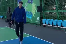 “吴勇豪突袭校园也遇未来之星，07小伙你们觉得他是怎样的水平呢”#投入新可能 #东单篮球场焕新 #吴勇豪视频封面