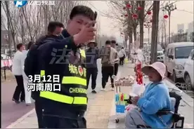 “有事我罩着你！”残疾女孩女孩在庙会上摆摊位置太偏，城管人员看到后帮她找到合适的摊位，路人记录下这暖心一幕！#河南dou知道视频封面