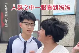 残疾母亲到学校给儿子送饭，儿子看到后快步上前扶住母亲#儿不嫌母丑，一个人最好的教养就是接受父母的平凡#孝心传递 #暖心一幕视频封面