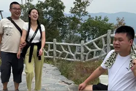 登山发生的趣事，希望能让大家一笑。#大王来抓我呀 @川味小夫妻 双妹视频封面