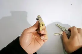 锁芯错位了导致钥匙进不去又转不动，该怎么处理呢视频封面