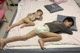 #睡姿大比拼 兄弟两个的睡姿都能同歩#一起长大一起玩耍视频封面
