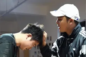 中门对狙，以小换大 被人抓住头发最简单的解决方法#传武 #内家拳 #防身术 #中华武术博大精深 #一招制敌 @刘洋直播号视频封面