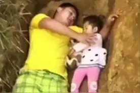 #人生百态 这个坑好在真的白挖了。 这一幕被村民发到网上后，引起了广泛的关注。经过各界人士的筹款，夫妻俩生了第二个孩子并保存脐带血，在医生们的不懈努力下，小芯蕾Q的重度贫血得到有效治疗，并且已经完全康复，如今小女孩已经10岁了视频封面