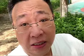 这就是那个当初不让我养狗的父母，现在感觉自己地位越来越低，幸亏大黄狗不识字，要不房产证高低得加上它的名字#养狗人的乐趣 #经验之谈 #实在人说实在话视频封面