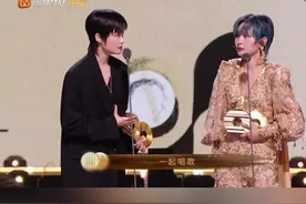 #李宇春周笔畅17岁声生不息最佳名场面 
#声生不息 
恭喜李宇春 、周笔畅 《17岁》
获得声生不息·大湾区季【最佳名场面】！
#声生不息大湾区季收官视频封面
