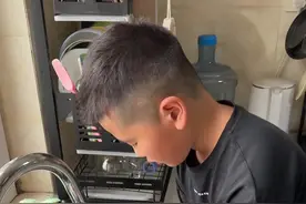 从来不做家务的儿子今天亲自准备水果，还特地去掉西瓜籽，我以为他是自己想吃，原来是一个同学要来家里玩😂视频封面