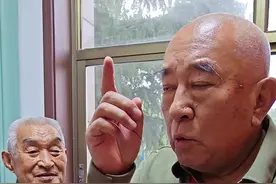 两次击落美制U2侦察机的国家一等功臣吴洪甫，见到了自己曾经的司令刘亚楼的儿子十分激动 ，刘煜滨在现场给大家讲述一等功臣的英雄事迹。视频封面