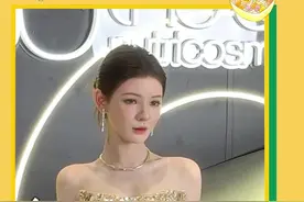 张予曦从来不是花瓶！#张予曦金色亮片长裙 #张予曦线下高定神图#路人镜头下的张予曦 #张予曦视频封面